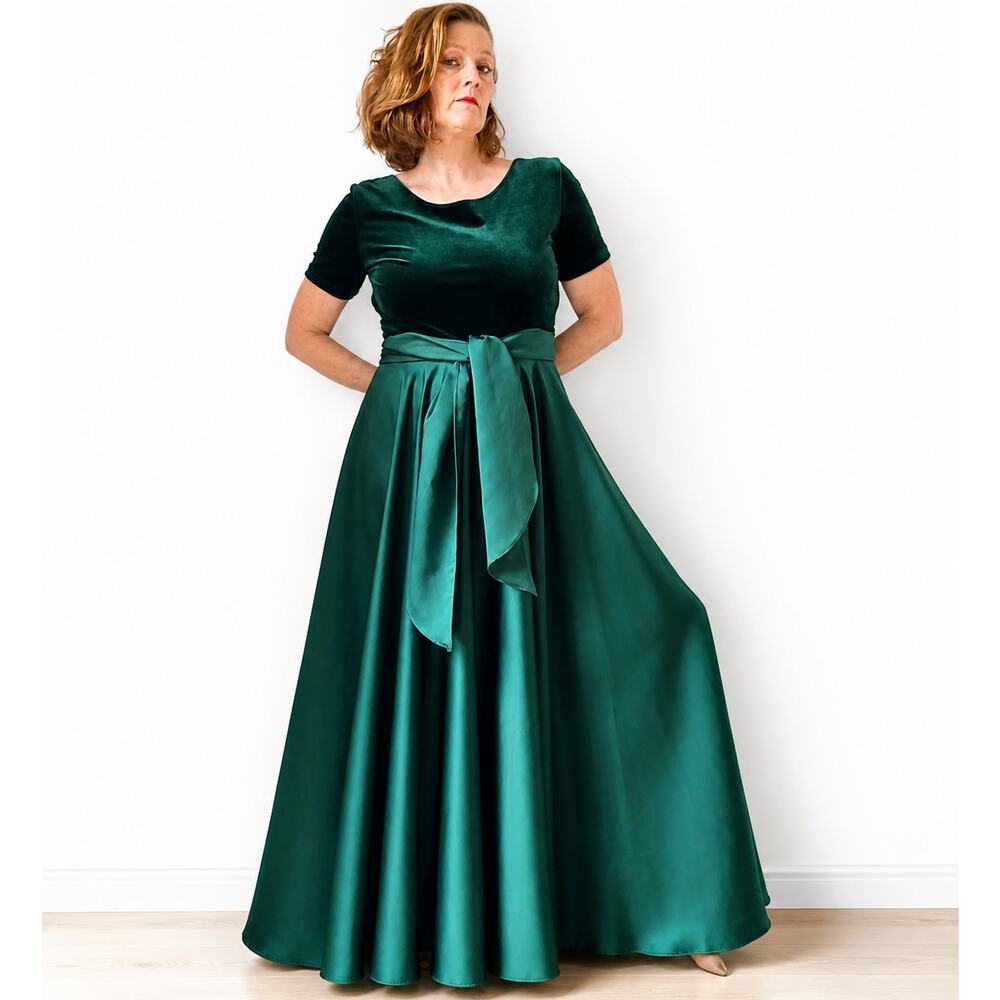 Vintage 90s Emerald Green Formal Gown Size 10 Princess Ball gown Glamorous